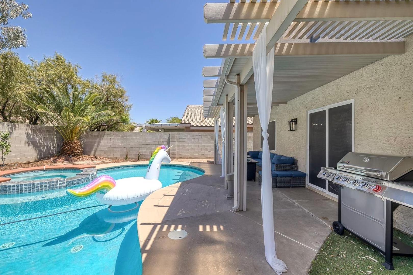 Modern Home In Las Vegas Near Strip With Pool And Jacuzzi Exterior photo