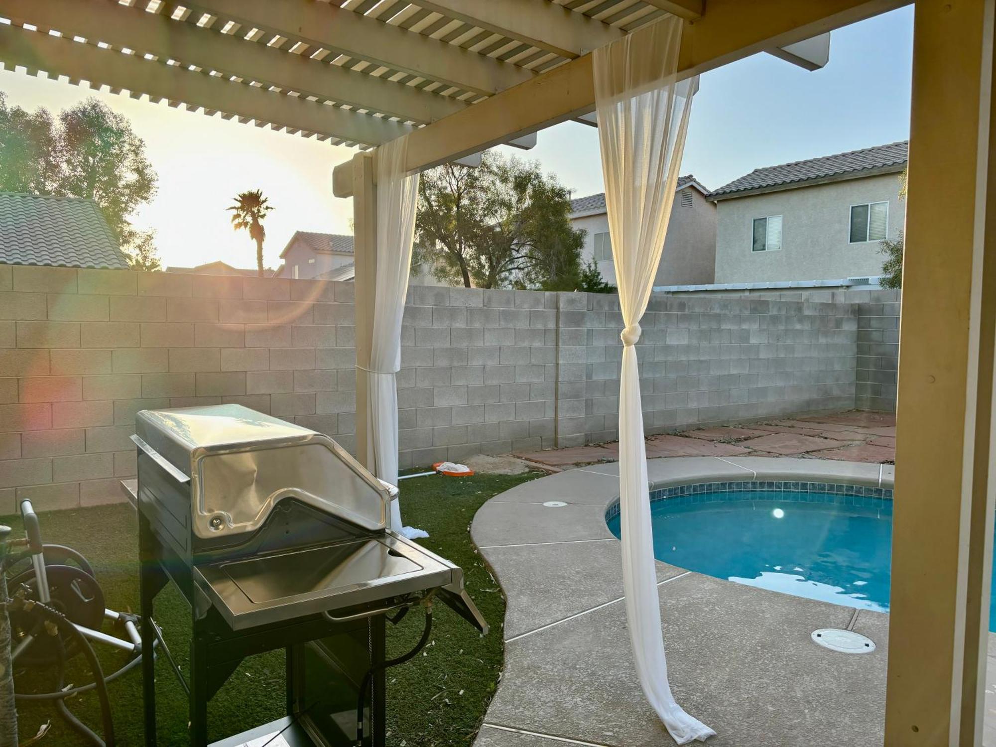 Modern Home In Las Vegas Near Strip With Pool And Jacuzzi Exterior photo